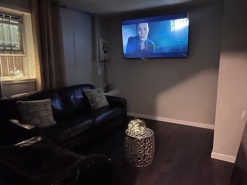 The Layover Lounge Apartment in Elizabeth