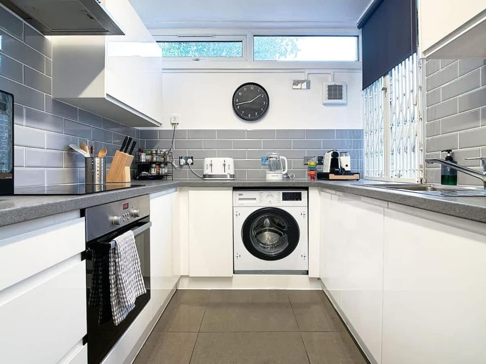 4 Bed Home Sleeps 7 - Close to Oval Tube Station House in London Borough of Southwark