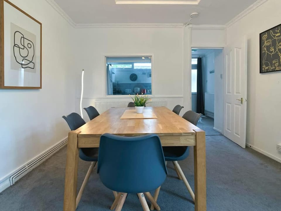 4 Bed Home Sleeps 7 - Close to Oval Tube Station House in London Borough of Southwark