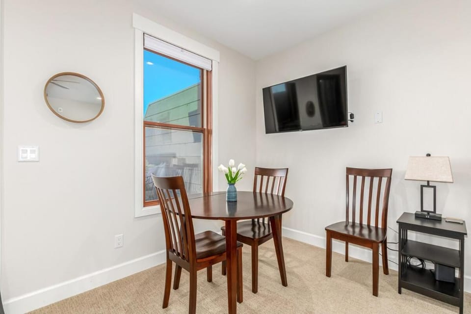 TV and multimedia, Seating area, Dining area