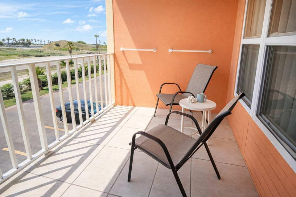 Great Pool Beach Access Small Family Perfect Apartment in South Padre Island