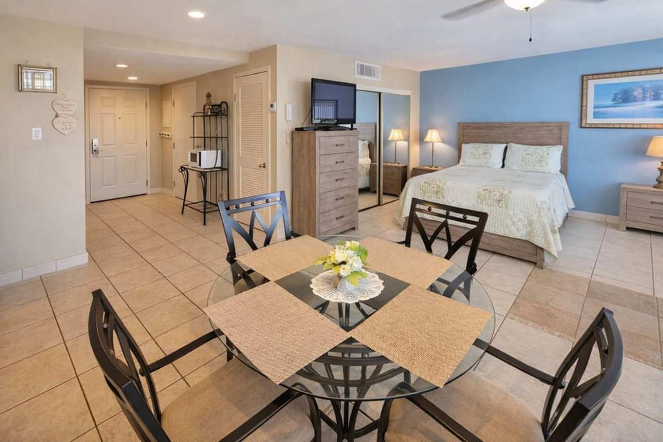 Great Pool Beach Access Small Family Perfect Apartment in South Padre Island