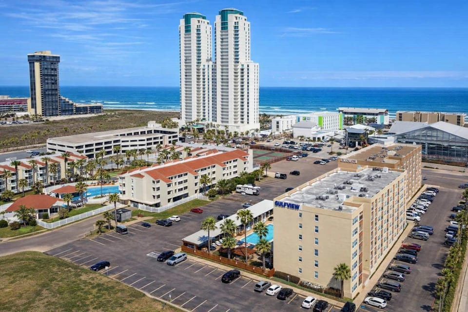 Great Pool Beach Access Small Family Perfect Apartment in South Padre Island