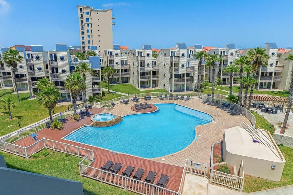 Poolside Family Perfect On Beach 1st Floor Apartment in South Padre Island