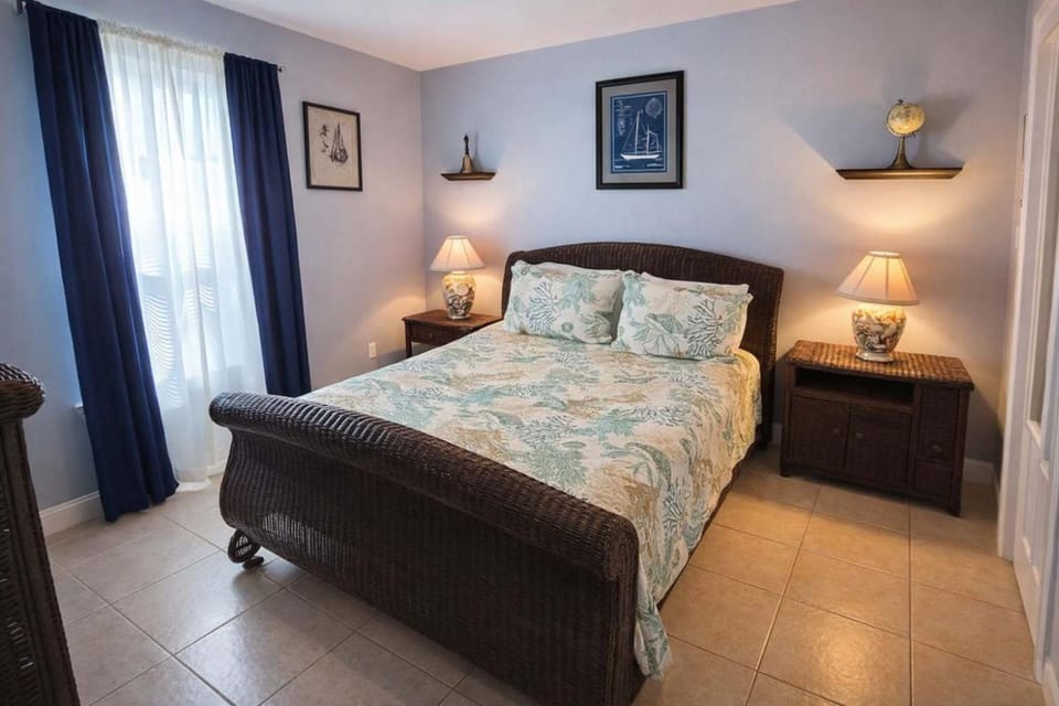 EZ Walk to Beach Modern 2 bedroom Sleeps Many Apartment in South Padre Island