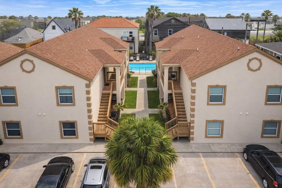 EZ Walk to Beach Modern 2 bedroom Sleeps Many Apartment in South Padre Island