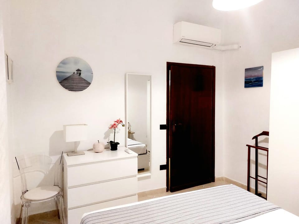 Bedroom, locker, air conditioner