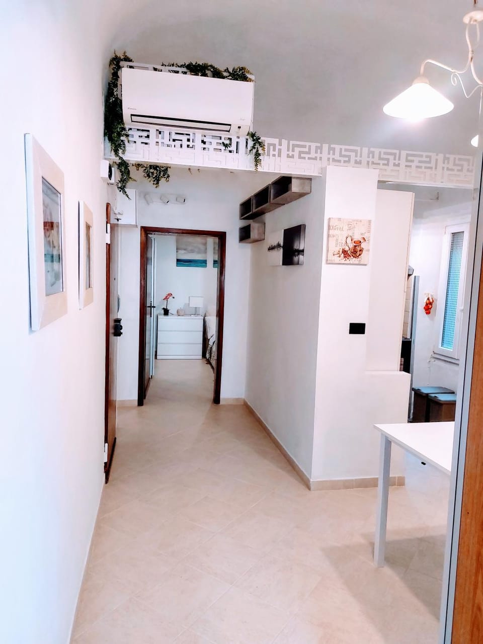 Kitchen or kitchenette, air conditioner