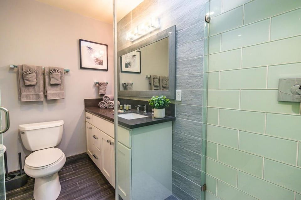 Gaslamp 2BR Upscale Queen Beds with Smart TV Apartment in Gaslamp Quarter
