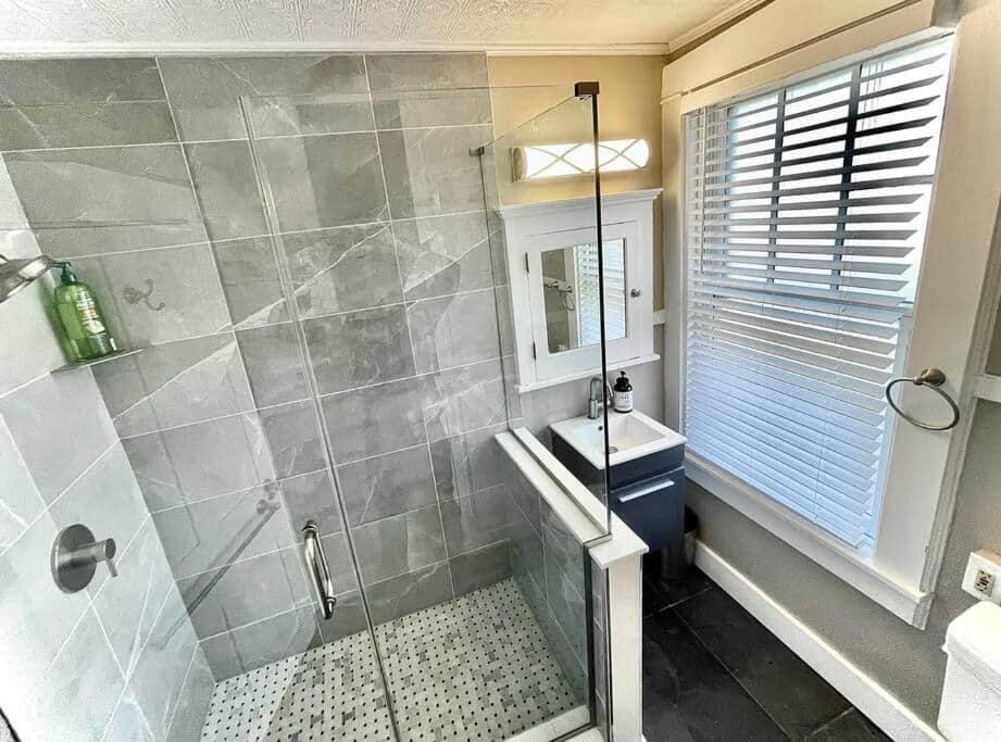 Shower, Bathroom, towels