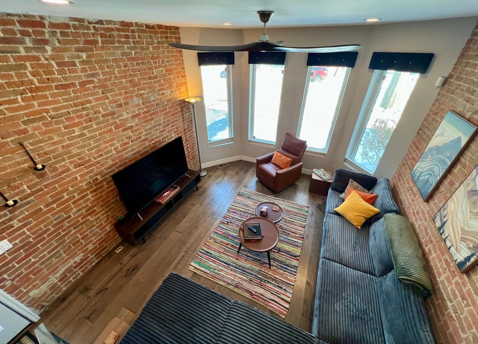 UPTOWN CASTLE - CITY VIEWS - THEATER & CONVENTION DISTRICT! House in Denver
