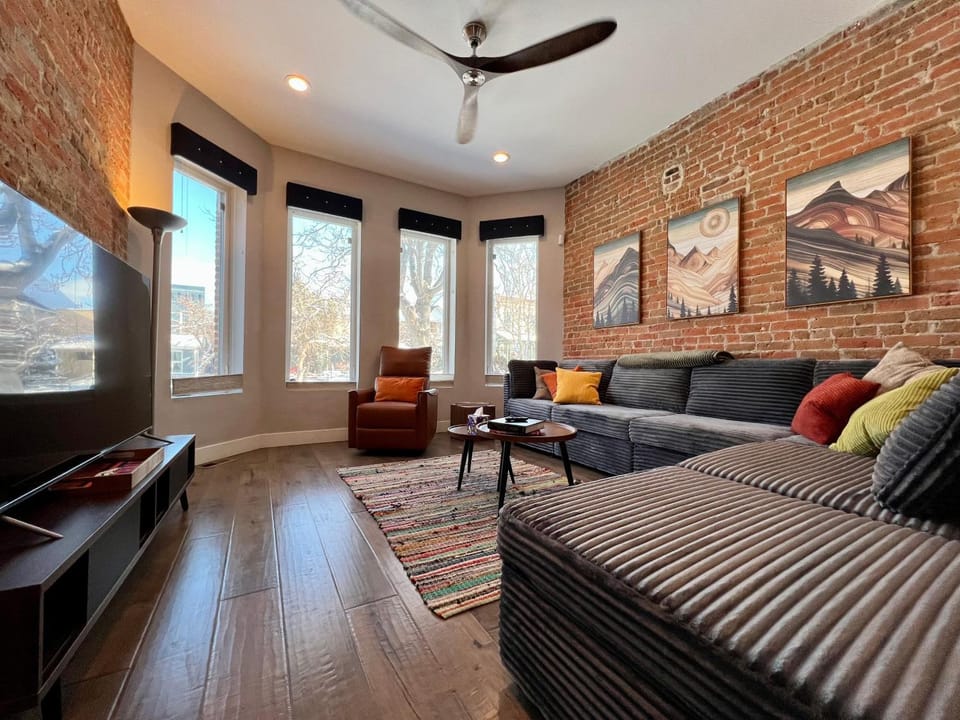 UPTOWN CASTLE - CITY VIEWS - THEATER & CONVENTION DISTRICT! House in Denver