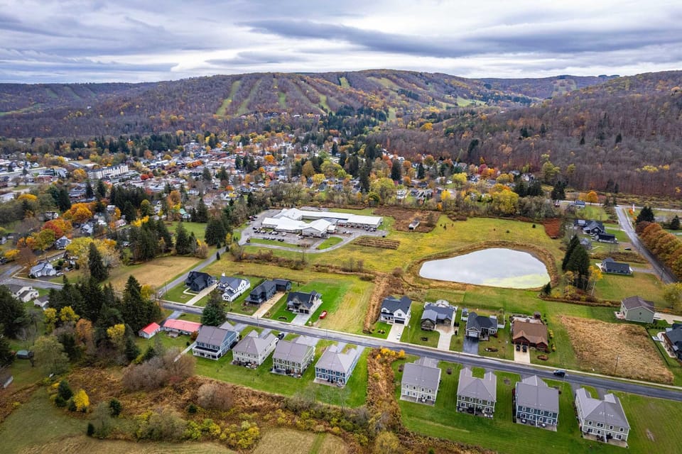 Village Townhouse Walk to Shops Garage House in Ellicottville
