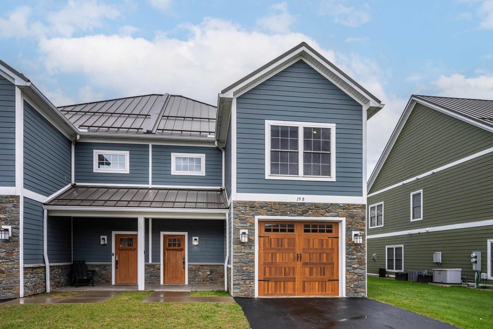 Village Townhouse Walk to Shops Garage House in Ellicottville