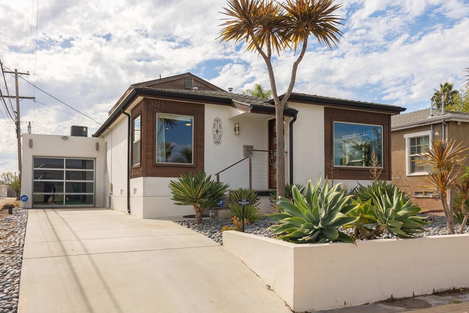 Central Location Gym Hot Tub Villa House in San Diego