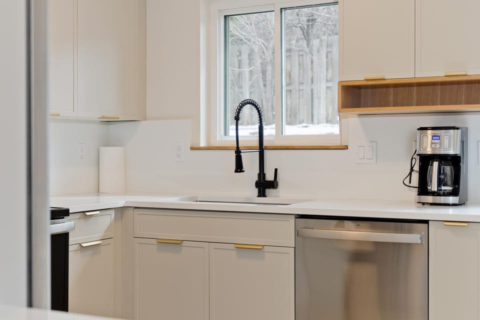 Coffee/tea facilities, Kitchen or kitchenette, stove, kitchen