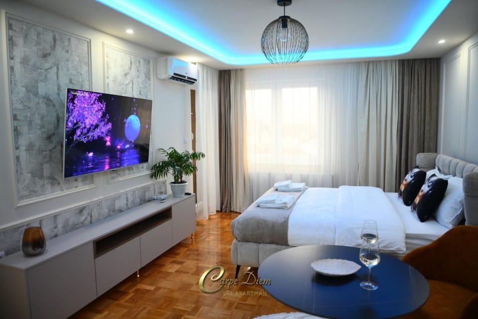 Bed, TV and multimedia, Bedroom
