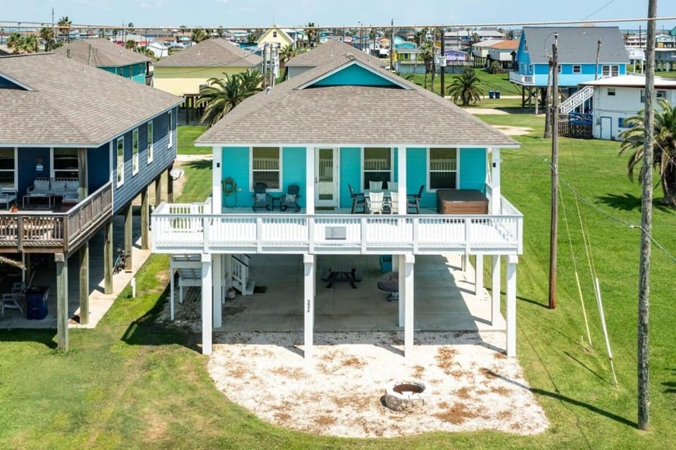 Sweet & Salty - Hot Tub, Across from Jetty, Best Ship Watching! House in Surfside Beach