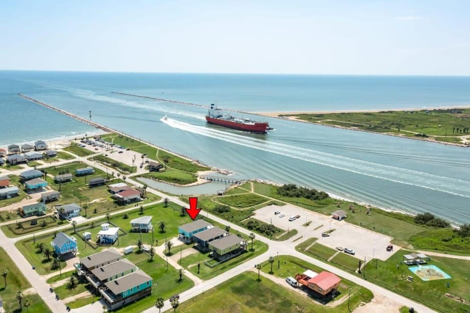 Sweet & Salty - Hot Tub, Across from Jetty, Best Ship Watching! House in Surfside Beach