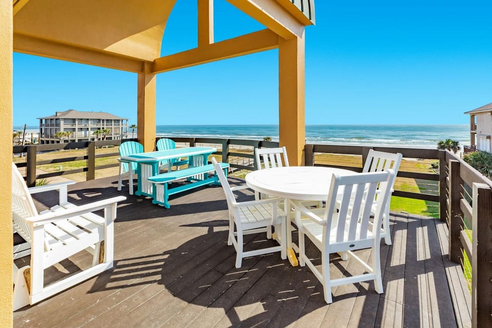 The Boardwalk - Oceanfront, Elevator, BIG Beach Views! House in Jamaica Beach