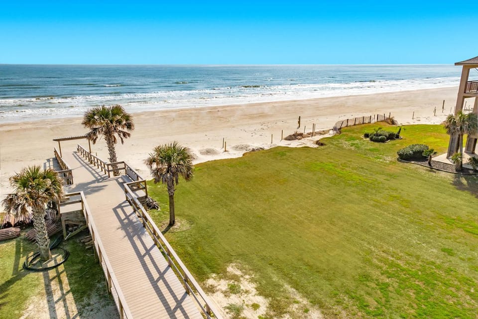 The Boardwalk - Oceanfront, Elevator, BIG Beach Views! House in Jamaica Beach