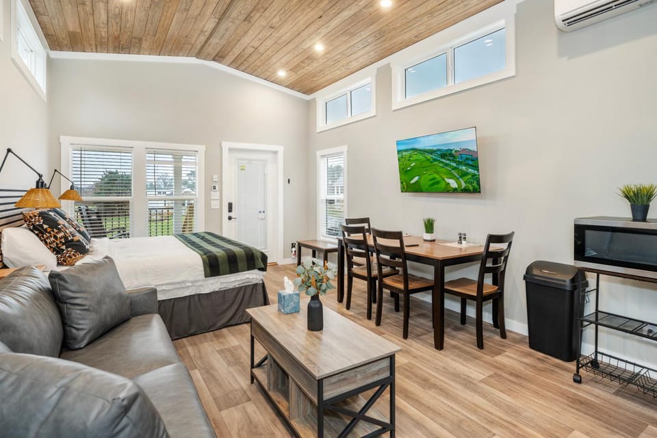 Photo of the whole room, Dining area
