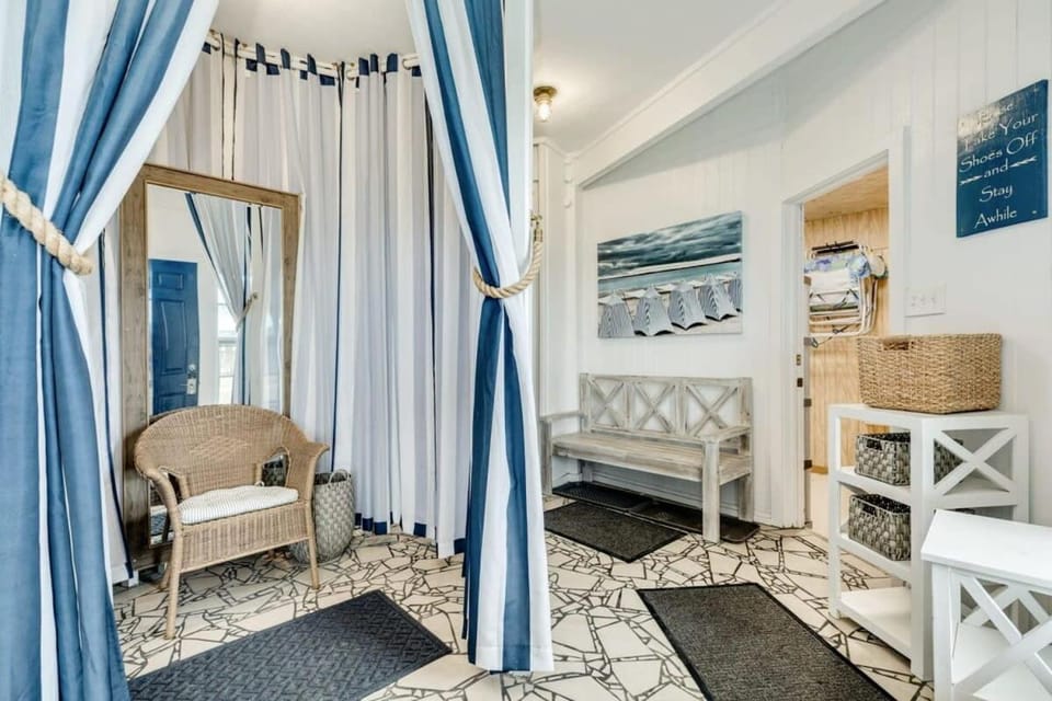 Good Life - Easy Beach Access, Gulf Views, Hot Tub! House in Hitchcock