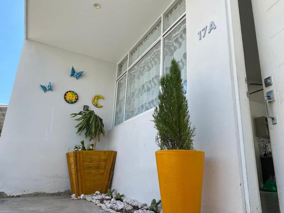 Comfortable House, 7 minutes from Playa la Audiencia Apartment in Manzanillo