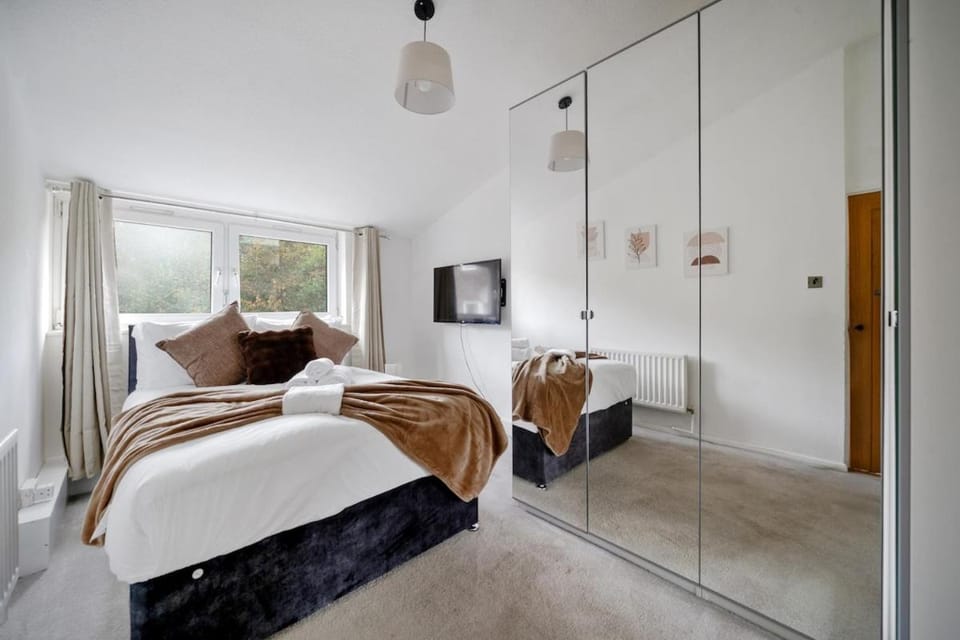 Bed, TV and multimedia, Photo of the whole room, Bedroom, wardrobe