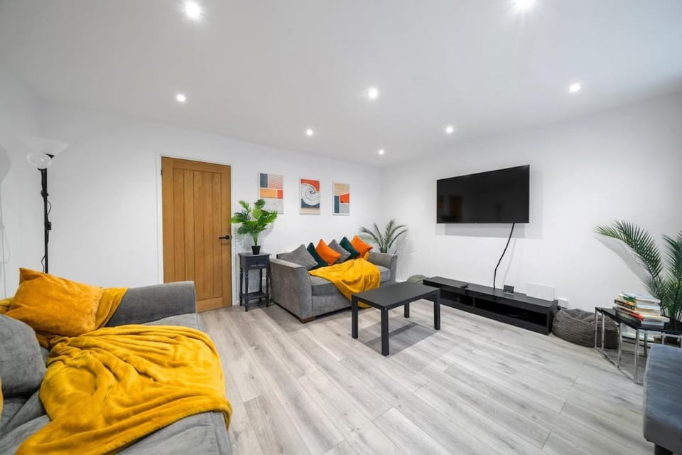 Communal lounge/ TV room, TV and multimedia, Living room, Seating area, Evening entertainment