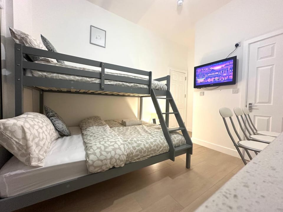 Bed, TV and multimedia, Photo of the whole room, Bedroom, bunk bed