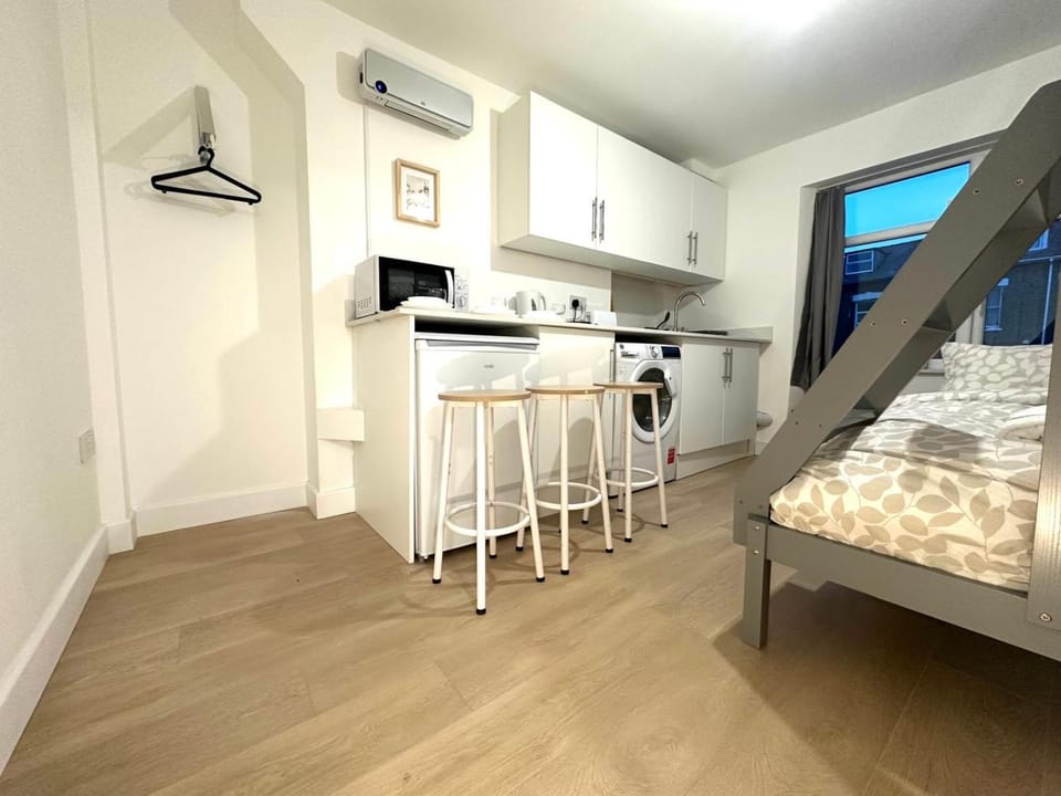 Bed, Kitchen or kitchenette, Photo of the whole room, Dining area, stove