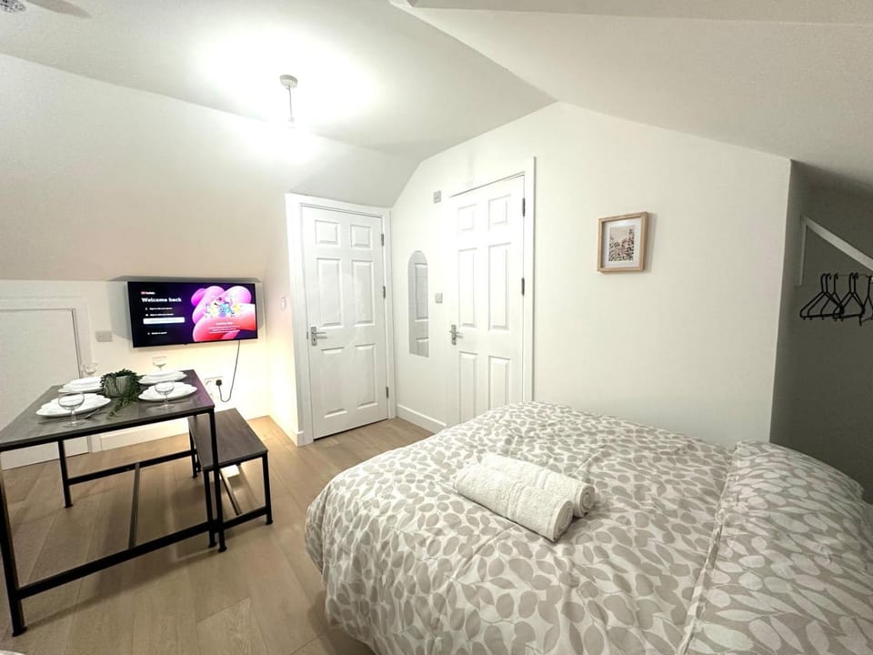 Bed, TV and multimedia, towels