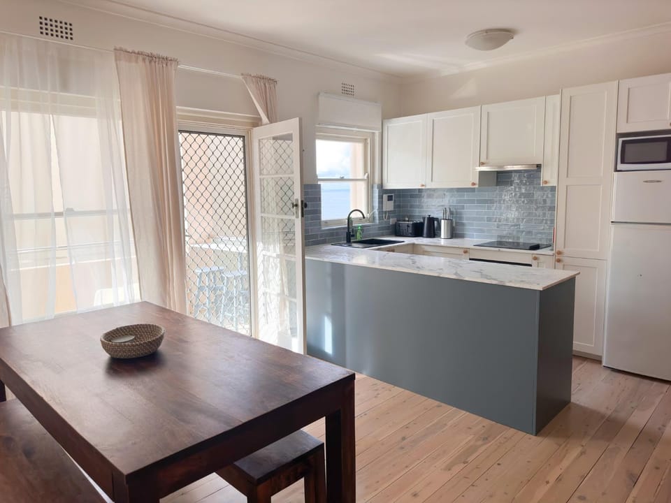Kitchen or kitchenette, Dining area, stove