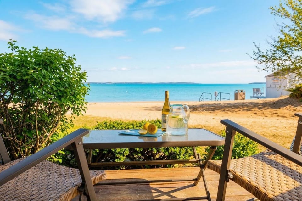 Patio, Day, Natural landscape, Dining area, Beach