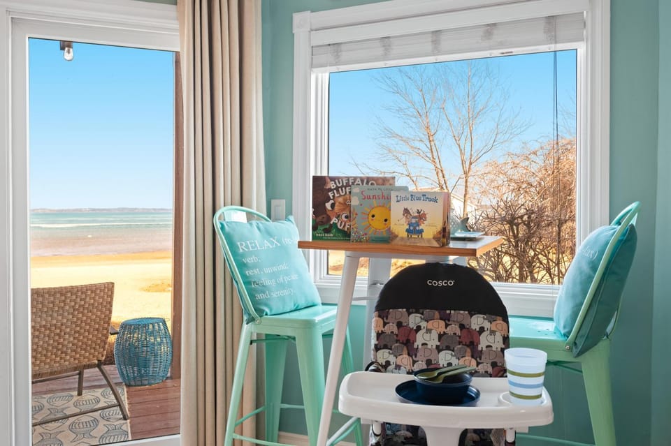 Day, TV and multimedia, View (from property/room), Living room, Seating area, Dining area, Evening entertainment, Sea view