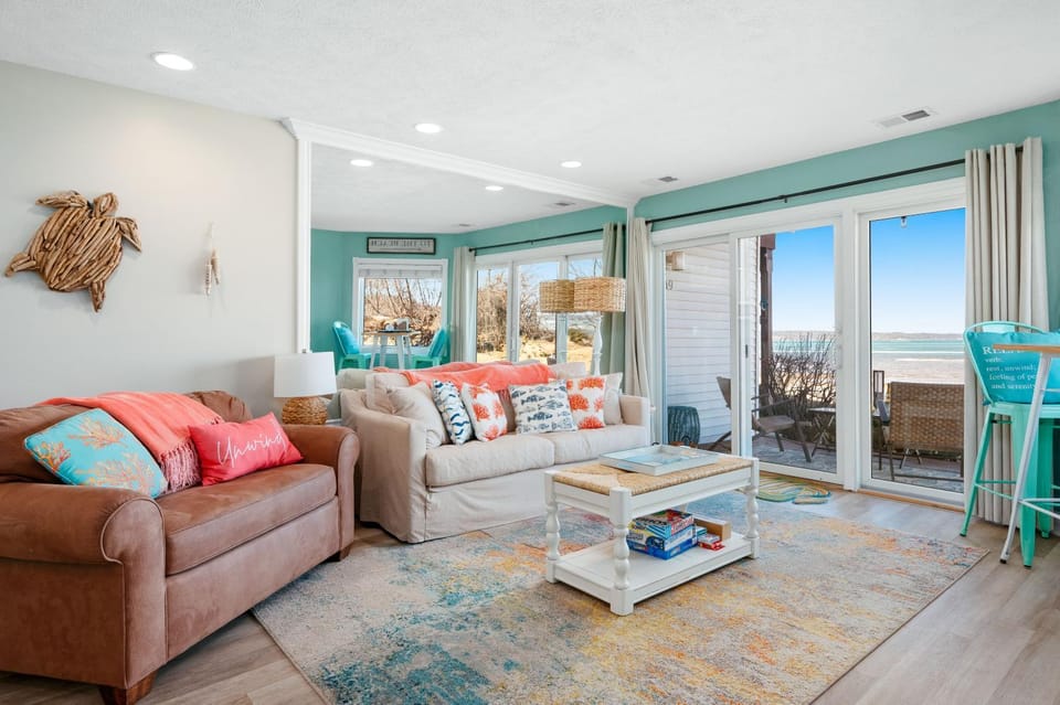 Patio, View (from property/room), Living room, Seating area, Dining area