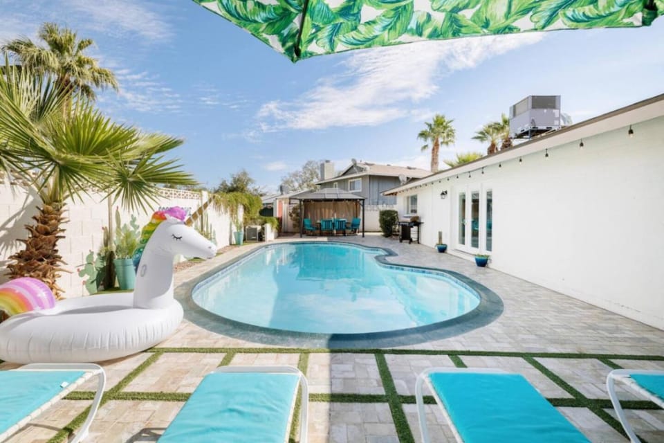 Patio, Pool view, Swimming pool, sunbed