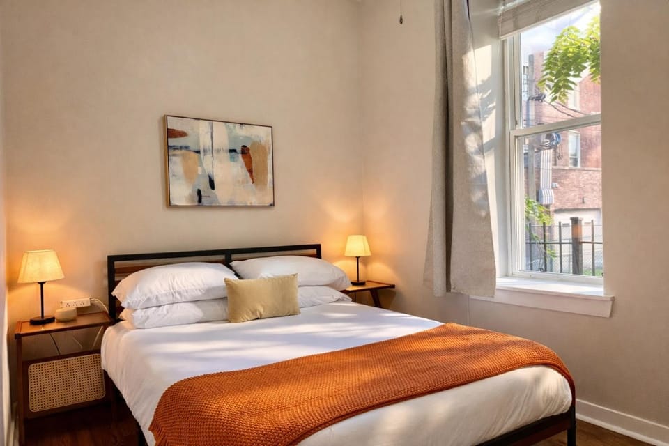 Flexhome West Town - Spacious 2BR Duplex - Sleeps 8 Apartment in Chicago