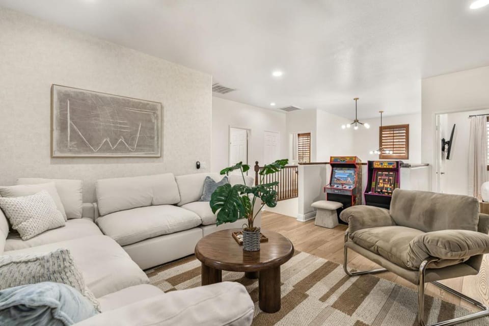 Game Room, TV and multimedia, Living room, Seating area, Entertainment