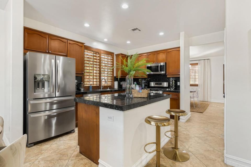Kitchen or kitchenette, microwave, oven, stove