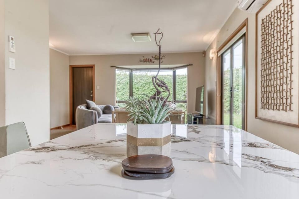 Stylish One-Tree-Hill Home - Entire House, Lucky U House in Auckland