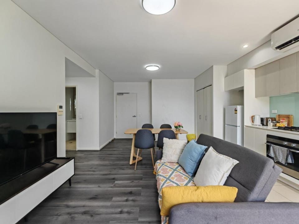 TV and multimedia, Living room, Seating area, Dining area, air conditioner