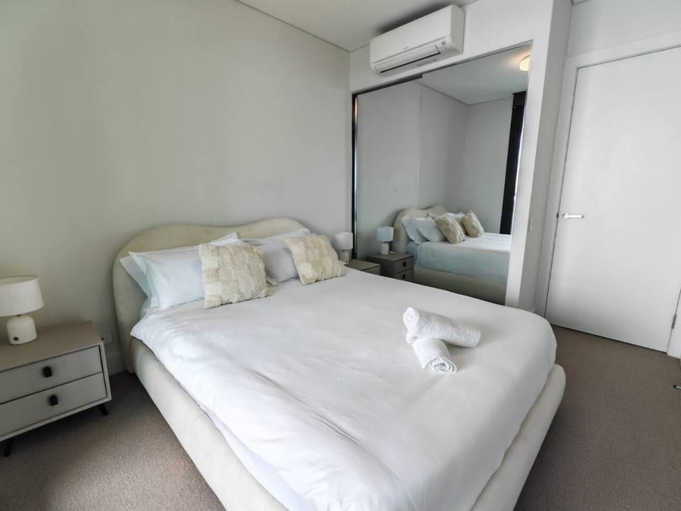 Bed, Photo of the whole room, Bedroom, air conditioner