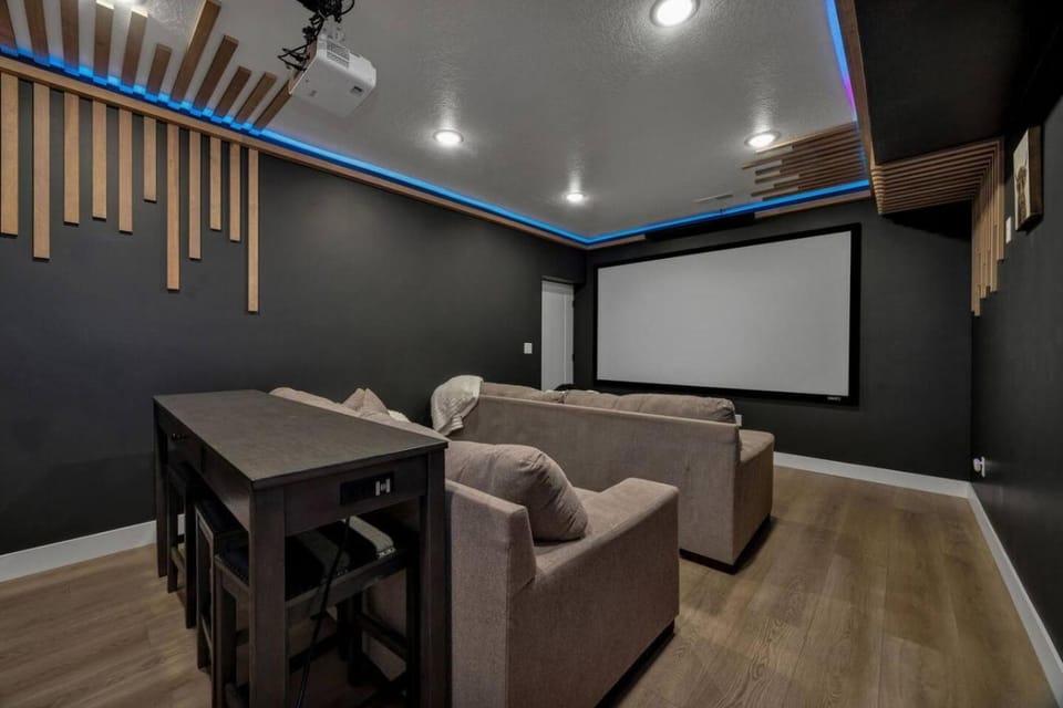 Luxury Lodge with Hot Tub, Theater and Pickleball Court House in Bear Lake