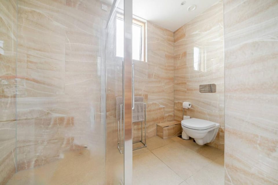 Shower, Toilet