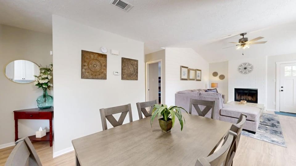 Seating area, Dining area