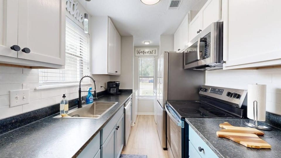Coffee/tea facilities, Kitchen or kitchenette, dishwasher, oven, stove
