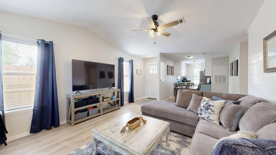 TV and multimedia, Living room, Seating area, Evening entertainment, fireplace