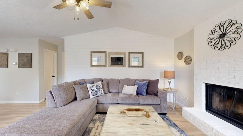 TV and multimedia, Living room, Seating area, fireplace